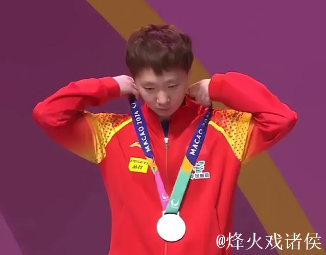 颁奖典礼搞笑两个瞬间:王曼昱被自己奖杯刮疼,张本智和被吓到 颁奖典礼搞笑两个瞬间:王曼昱被自己奖杯刮疼,张本智和被吓到