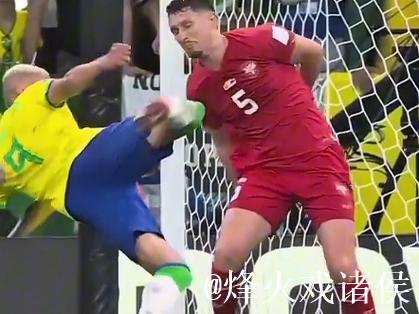 大力出奇迹！美国初中生后场完成极限绝杀，这球可以吹一辈子！